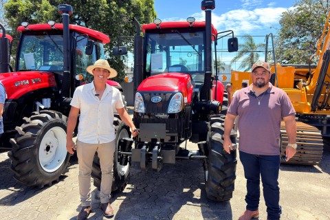 Marataízes recebe trator agrícola do Governo do Estado