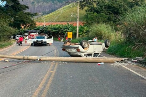 Colisão com poste deixa dois feridos graves em Muniz Freire