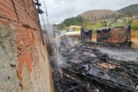 "Fogo consome duas residências e causa danos em outras duas em Venda Nova"