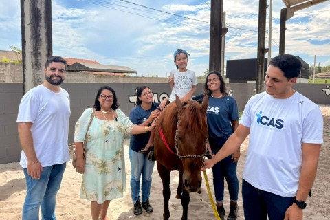 Secretária de Saúde de Marataízes visita projeto de equoterapia do Instituto ICAS