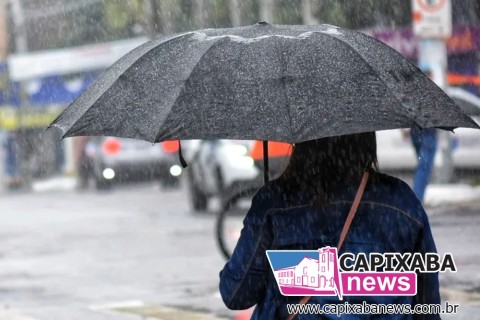 O Instituto Nacional de Meteorologia (Inmet) emitiu alerta de perigo para o período, destacando o risco de chuvas intensas, ventos fortes e descargas elétricas